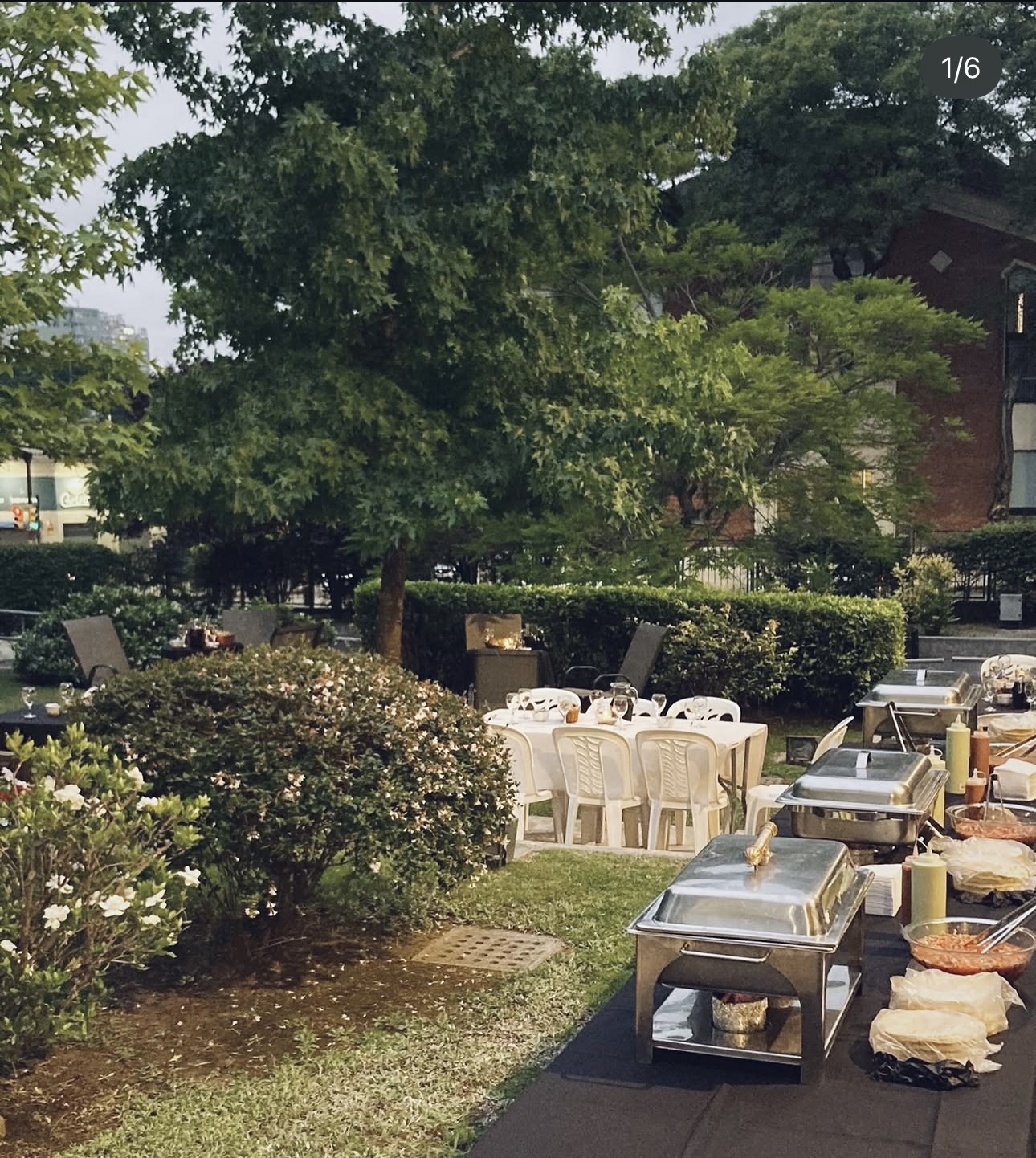 Evento al aire libre con mesas y catering